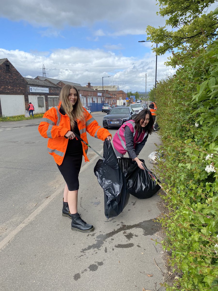 fletcherswaste's tweet photo. A great morning litter picking roads near the Fletchers Waste site with the @SheffLitterPick! https://t.co/f7WEfvhMxv