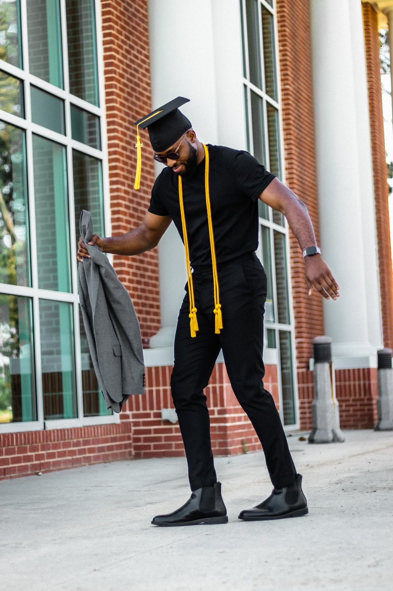 jaywellson_jay's tweet photo. How do tall people graduate?

They graduate top of their class.😅

#Alcorn #Alcorn21 #summacumlaude #graduation #Classof2021 ✊🏿 https://t.co/ooYWdmKo3j