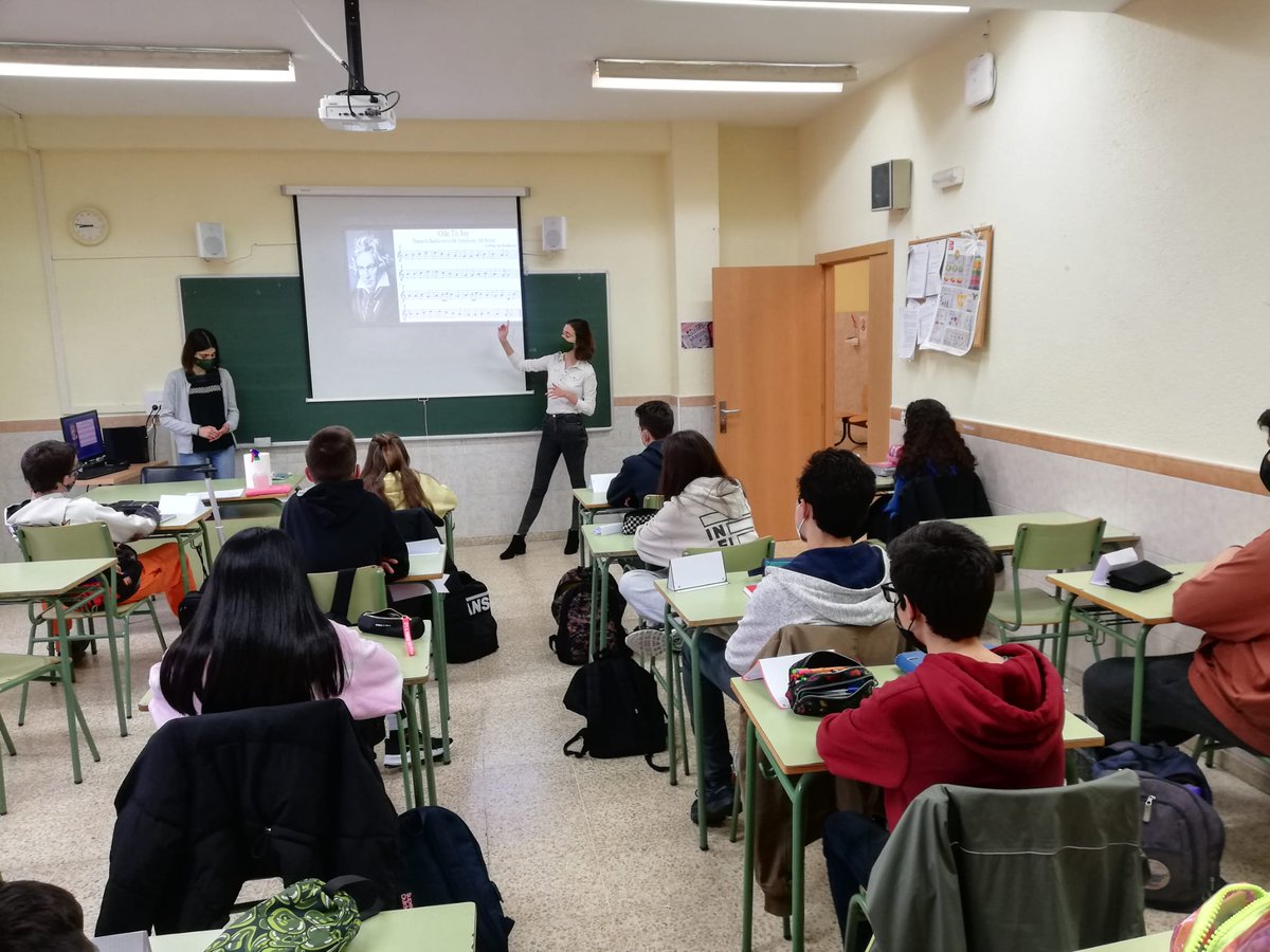 Celebrating #EuropeDay and strengthening "critical thinking" synergies with our friends of León University's @uledebat and <a href="/RRII_unileon/">Internacional ULE</a> 🇪🇺

Talks about #ErasmusPlus and #Sustainability

<a href="/IES_LegioVII/">IES Legio VII</a>
<a href="/manuelbrugos/">Manuel Rodriguez</a>
<a href="/EmilioGMe/">Emilio GM</a>
<a href="/sepiegob/">SEPIE</a>
#CriticalDemocracy #decritproject