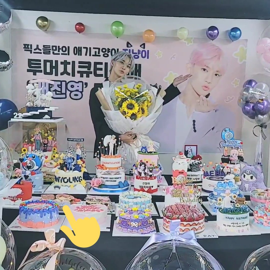 BaeJustYou's tweet photo. BAEBAE BIRTHDAY SUPPORT 

🌸CAKE by @BaeJustYou🌸

Happy 22nd Birthday Our Dear Bae Jinyoung ❤️😍

#다시_찾아온_진영이의_계절
#Congratulation_BaeBae 
#배진영 #BAEJINYOUNG https://t.co/VbZEdMDyPA