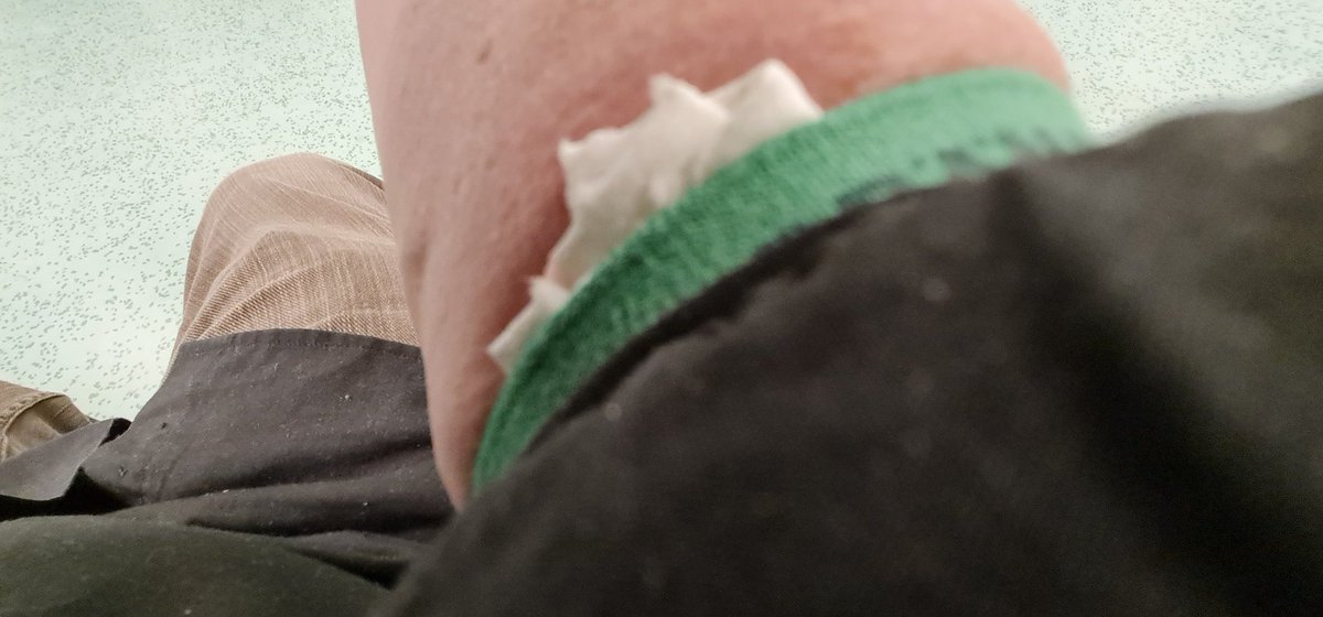 Martin1960's tweet image. Zo meteen onder de PET-CT scanner. Ik heb zojuist een radioactieve vloeistof ingespoten gekregen en mag nu weer gewoon in de wachtruimte plaatsnemen. Waarschijnlijk bij wijze van #sfeerverlichting of zo... 😳