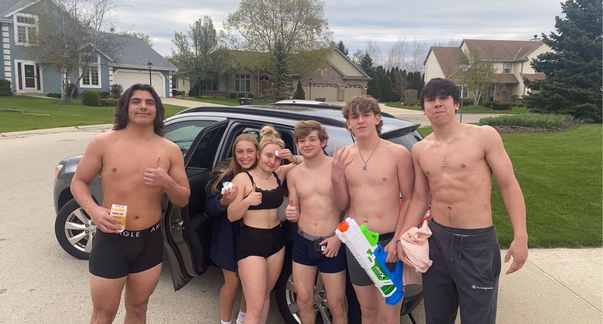 OakCreekWW's tweet photo. “Mullet man with the kill” Aquaakbar 6-5 with first blood https://t.co/lLACrhIkBV