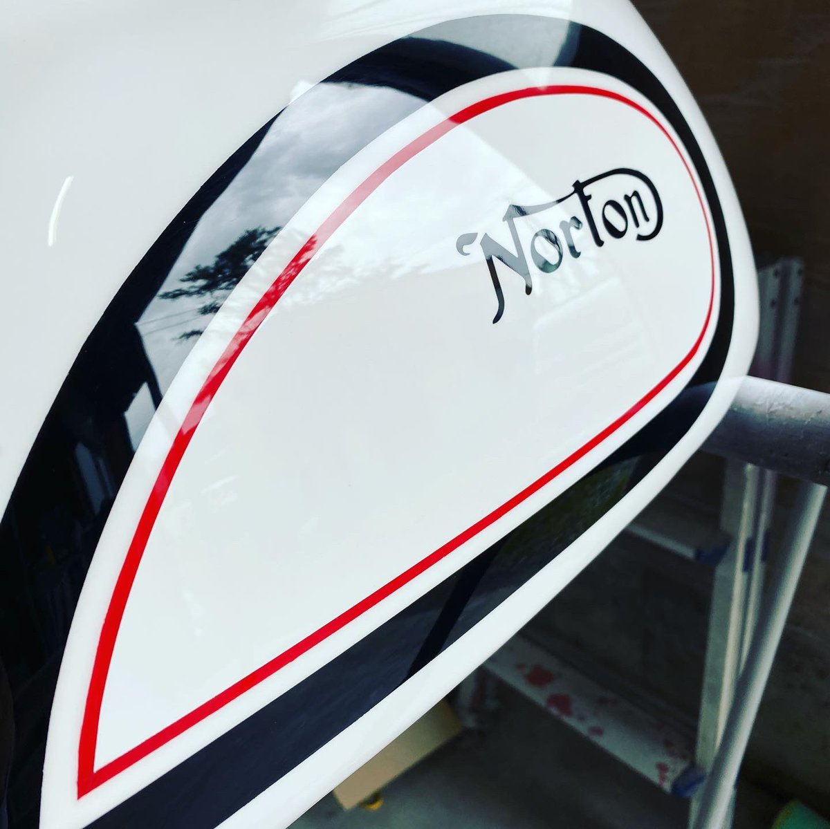 feelcustompaint's tweet photo. 、
バイクタンクの凹み補修、カスタムペイントオーダーいただきました。
ピンストも追加させていただきありがとうございます🙇🏽‍♂️ https://t.co/PqArY4SwB8