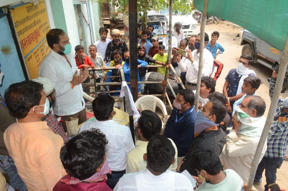 MLA_RahulPatil's tweet photo. आज परभणी शहरातील स्वस्त धान्य दुकानांवर अचानक भेट देऊन पाहणी केली..

जिल्ह्यात लॉकडाऊन असल्यामुळे गरीब नागरिकांना स्वस्त धान्य दुकानांचाच आधार आहे. त्यामुळे आज मा. तहसीलदार यांच्यासोबत परभणीतील स्वस्त धान्य दुकानावर अचानक भेट दिली. १/३ https://t.co/dPY8E4cc5T