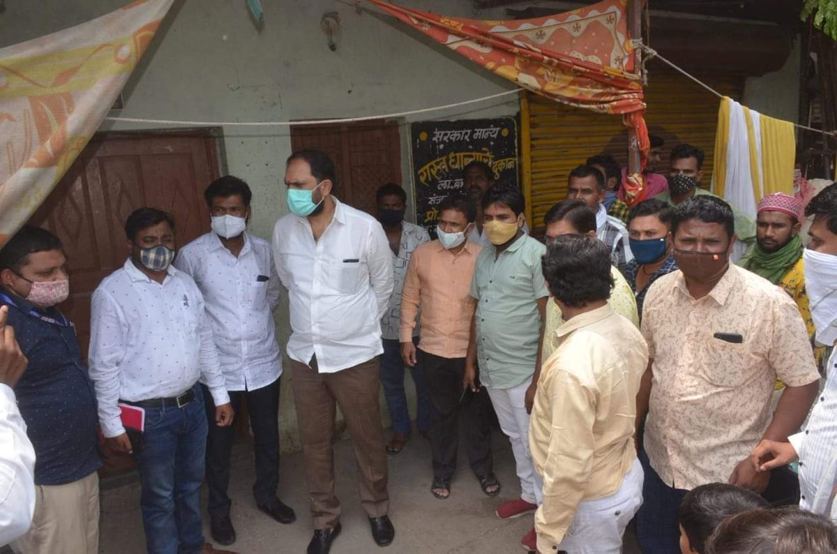 MLA_RahulPatil's tweet photo. आज परभणी शहरातील स्वस्त धान्य दुकानांवर अचानक भेट देऊन पाहणी केली..

जिल्ह्यात लॉकडाऊन असल्यामुळे गरीब नागरिकांना स्वस्त धान्य दुकानांचाच आधार आहे. त्यामुळे आज मा. तहसीलदार यांच्यासोबत परभणीतील स्वस्त धान्य दुकानावर अचानक भेट दिली. १/३ https://t.co/dPY8E4cc5T