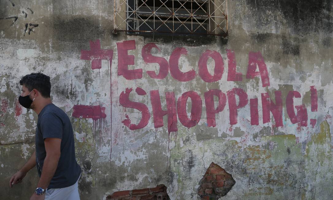 PauloLotufo's tweet image. Sensacional essa pichação: + escolas / - shopping !
O shopping é a cultura de condomínio na sua expressão comercial. Lembram dos rolezinhos ? Volto a recomendar a leitura em "Cult" da entrevista de C.Dunker.