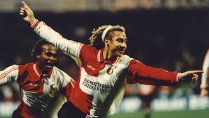 SepiaHdez's tweet photo. Enero y febrero del 95 evaporaron el sueño liguero (se acabó séptimo, con los mismos puntos que el quinto) y hasta trajeron una inesperada caída en octavos de Copa, ante el Albacete. Quedaba una sola bala, era de oro… Y hoy celebramos los #26años de su eternidad #Recopa95 🏆🦁 https://t.co/irWRheuJvZ