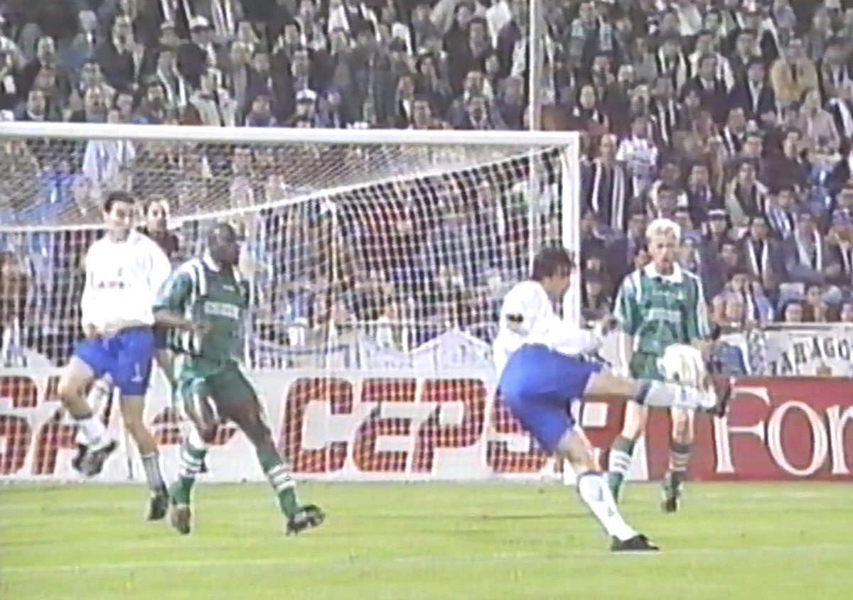 SepiaHdez's tweet photo. Pese al 1-0 adverso en la ida de cuartos, el #RealZaragoza se dio un homenaje de juego en De Kuip (la Bañera), feudo del #Feyenoord holandés. La vuelta fue un acoso angustiante, hasta que #Pardeza y #Esnaider le encontraron las rendijas al chaleco antibalas del guardameta #DeGoey https://t.co/KTa2iEQUf7