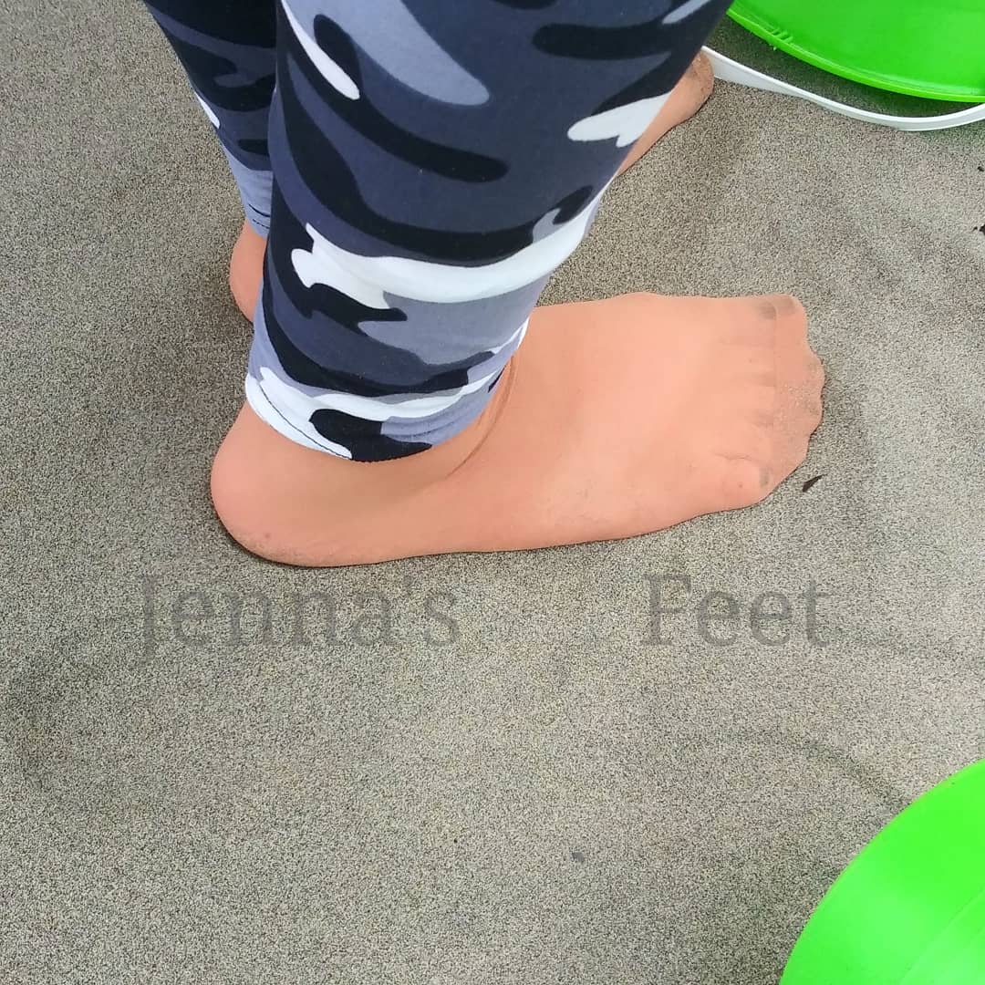 JennaTailya2's tweet image. Nylons at the beach part 2 #nylonfeet #nylonsunderleggings #Nylongirls #footfeetish #feet #nylonfetish