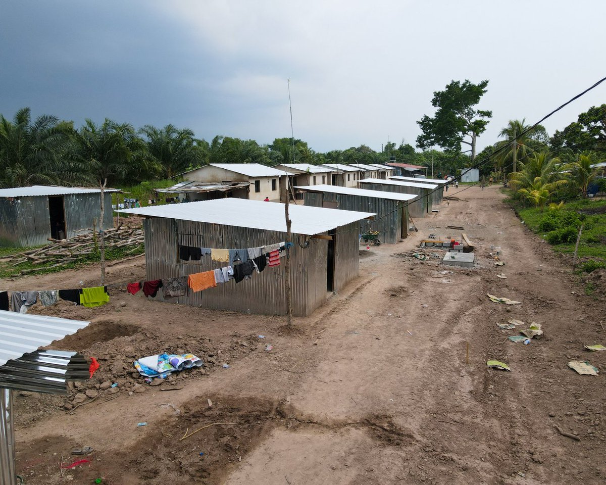 humanityandhope's tweet photo. Nine of the houses in La Cuchilla are COMPLETE!! Families have already begun to move in &amp; turn these houses into homes. To complete these, we hired 5 people from La Cuchilla &amp; Camalote - a great opportunity for them to bring an income to their families. #sustainability #honduras https://t.co/enJOGQnbfK