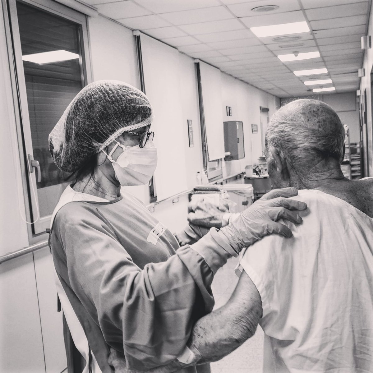 crisborruell's tweet photo. Y al compás de un cha-cha-cha, sus pies han vuelto a moverse, aunque dice que los tiene entumecidos. Pero sobre todo ha sonreído y me ha alegrado el turno.
Gracias a @yasytrobotics y su proyecto #RobRoom. Por hacer posible un momento para recordar.
#Caring #cuidados #fragilidad https://t.co/BPMEGYF2c2