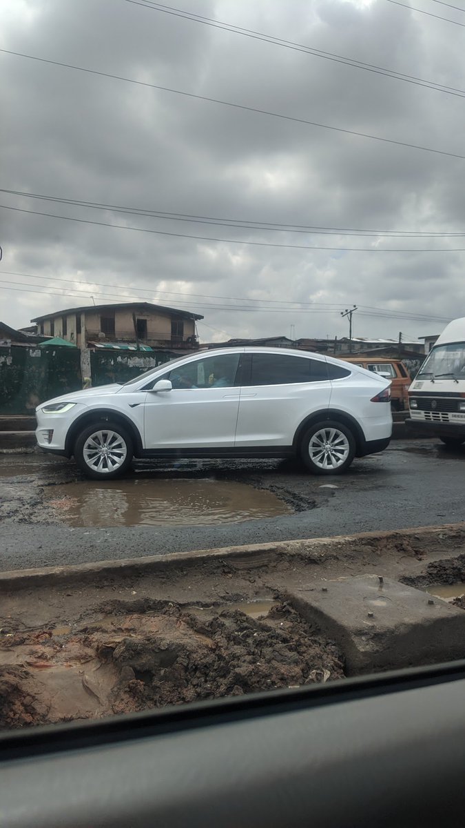 Shutabug's tweet photo. lmfao the one time i saw a Tesla trying to avoid a pothole in Ketu. https://t.co/b68bgU9Nfo