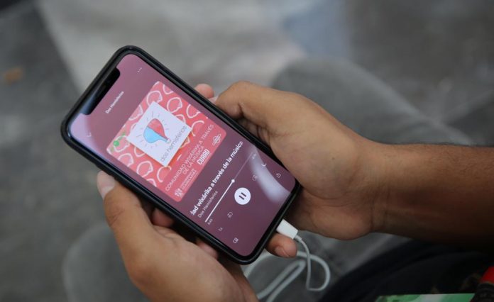 ¿Ya escucharon el podcast #DosHemisferios? 🧠🎶

Este proyecto se gestó desde la Unidad de Difusión del #CUAAD y busca hacer divulgación científica desde el formato sonoro. 👏

Conoce más ➡️ bit.ly/3uGnGww
Escucha aquí ➡️ spoti.fi/3bgt3e1