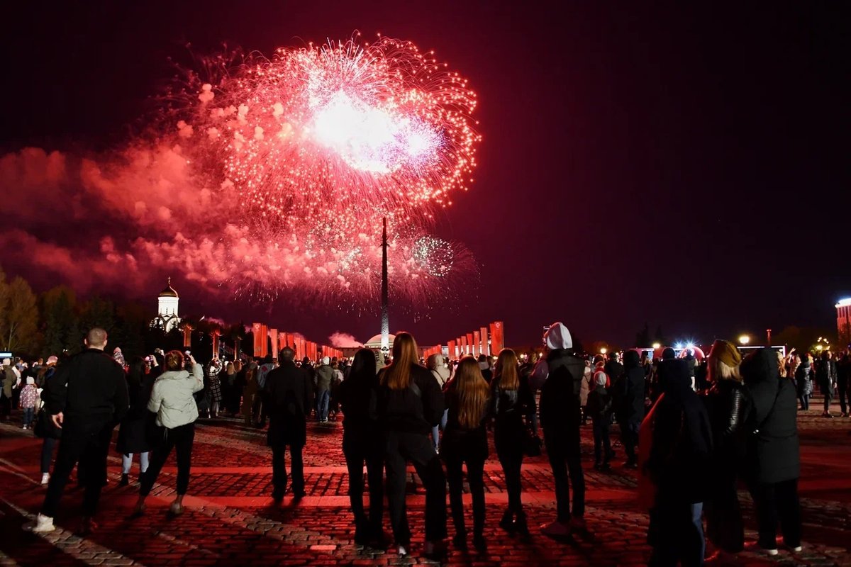 moscow's tweet photo. Вот и подошли к концу длинные выходные. И закончим их фотографиями салюта ко Дню Победы 🎇

#MosRu https://t.co/DhTCm67RVd