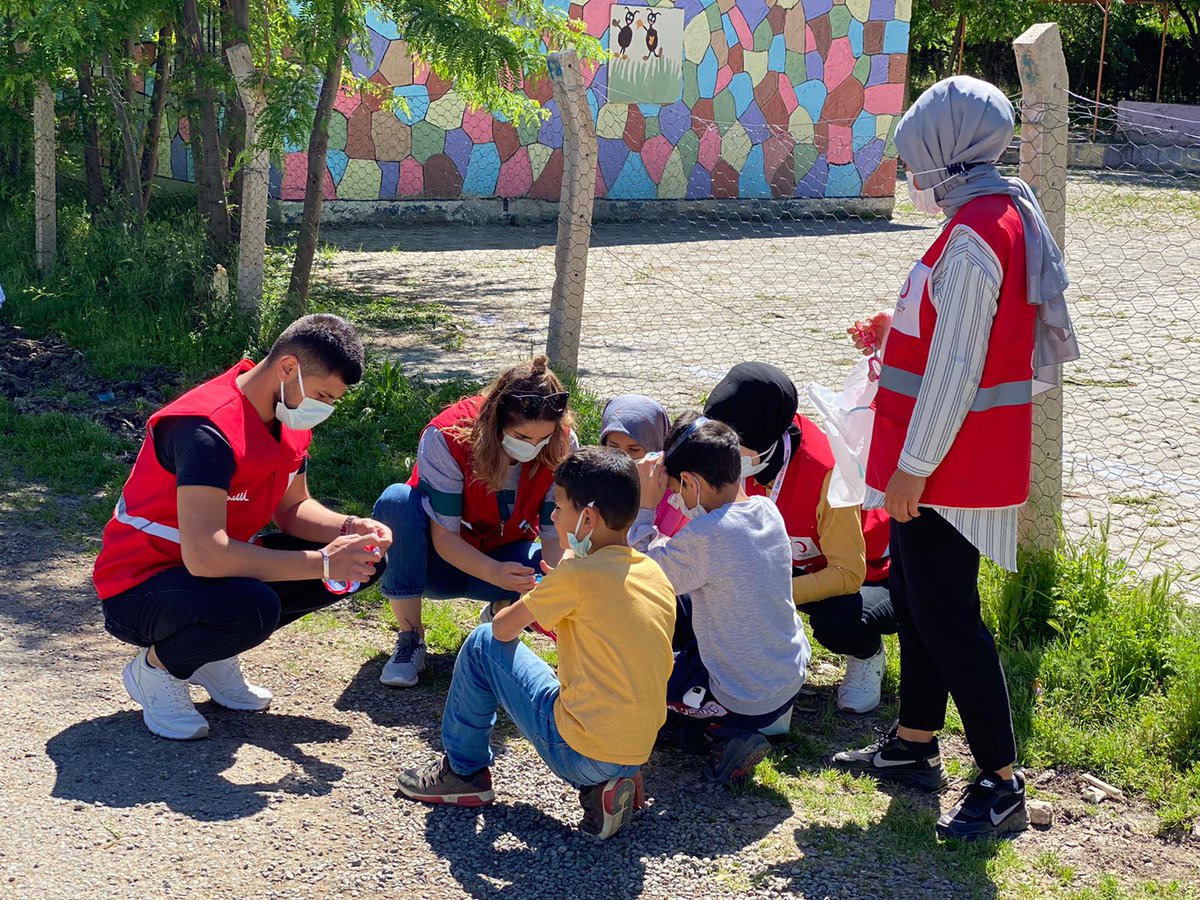 Bugün, Kovancılar Genç Kızılay ekibi olarak pandemiden dolayı berberlerin kapalı olması sebebiyle Kovancıların Karınca köyüne giderek, ordaki çocukları gönüllü berberlerimiz aracılığı ile gerekli önlemleri alarak traş edip bayramlık hediyelerinde bulunduk.  #iyigeleceksin