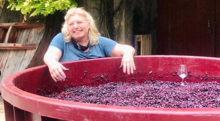LouiseHurren's tweet photo. A tale of two yeasts, featuring the fabulous Kiwi-American @OutsidersLR Kirsten and Glen Creasy (Terre des 2 Sources) via Jancis Robinson (subscribers only but see one-hour FREE access via home page) https://t.co/lR5gwnrKaJ @Terre2Sources @sabrosiavit #yeast #wine #oenology https://t.co/ikCDTSJowW