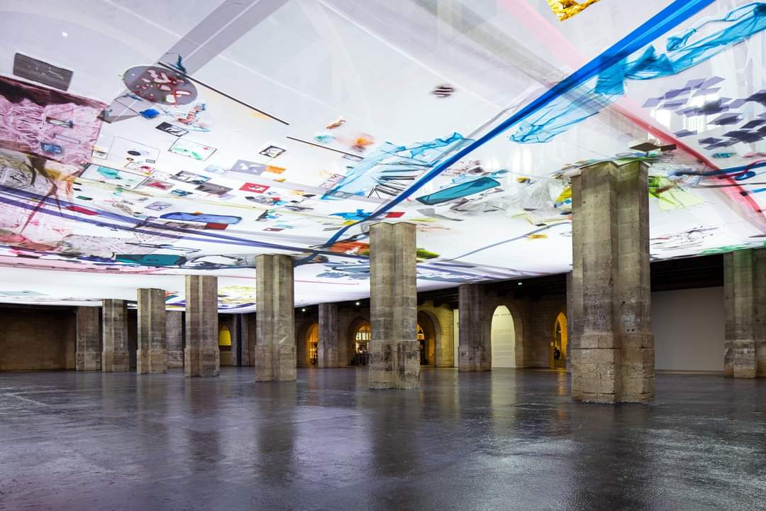 Réouverture : 19 mai à 11h ! La joie est revenue entre les murs du Capc. Plus que quelques jours avant que les portes s’ouvrent. Nous sommes fin prêt.e.s à vous accueillir. Réservez votre week-end du 22-23 mai ! Photo de l'installation Samara Scott "The Doldrums". Photo A. Pequin