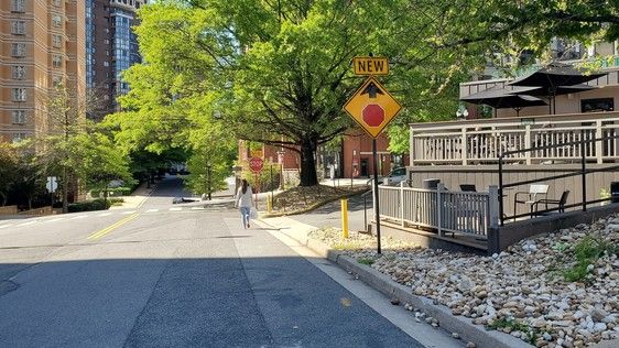 RosslynVA's tweet photo. 🚧  This week, the County will start creating a pedestrian pathway along the west side of North Oak Street between Clarendon Boulevard and 17th Street North 🚶  @ArlingtonDES https://t.co/tgIjXJ2Wfn