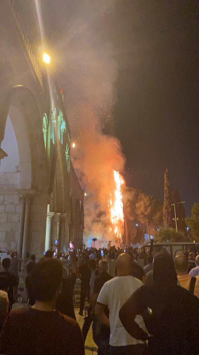 Lagi gambar kebakaran sedang berlaku dalam Al Aqsa berhampiran Dome of The Rock. Agensi berita lokal melaporkan tentera Israel mula menceroboh masuk ke Al Aqsa dan campak grenade.
