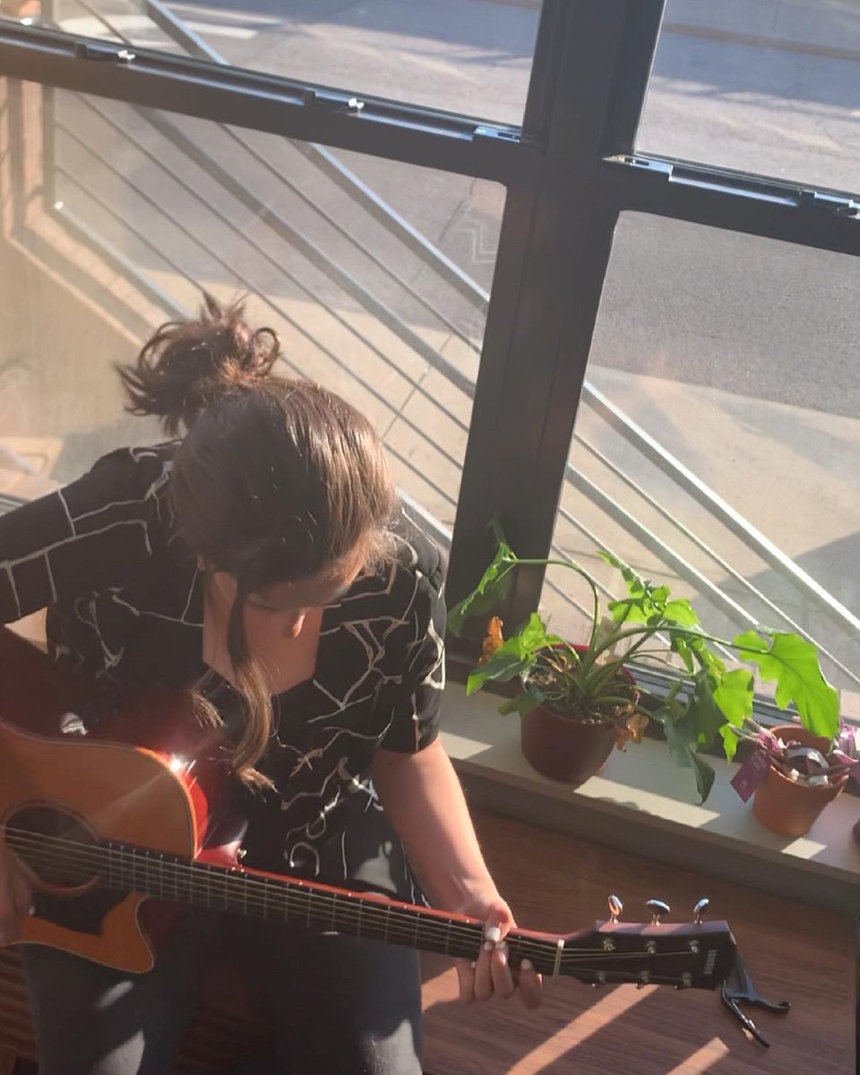 gracesepiphanyz's tweet photo. Plants + @YamahaMusicUSA guitars = my happy place ☀️ #guitar #singersongwriter #musician #ambassador https://t.co/R5YiAzcYyK