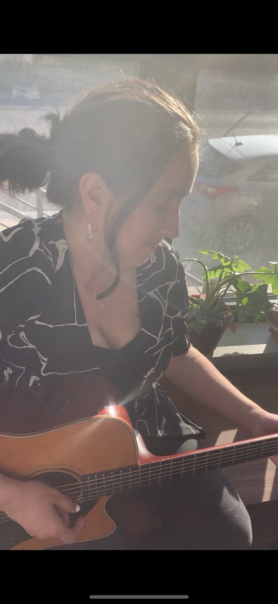 gracesepiphanyz's tweet photo. Plants + @YamahaMusicUSA guitars = my happy place ☀️ #guitar #singersongwriter #musician #ambassador https://t.co/R5YiAzcYyK