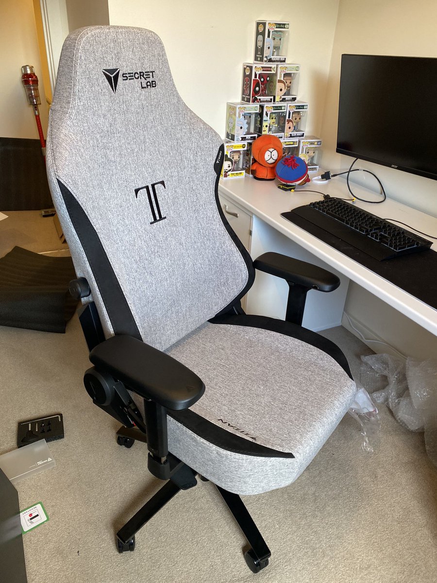 Just got my new #secretlab chair! It’s amazing! 😍😍