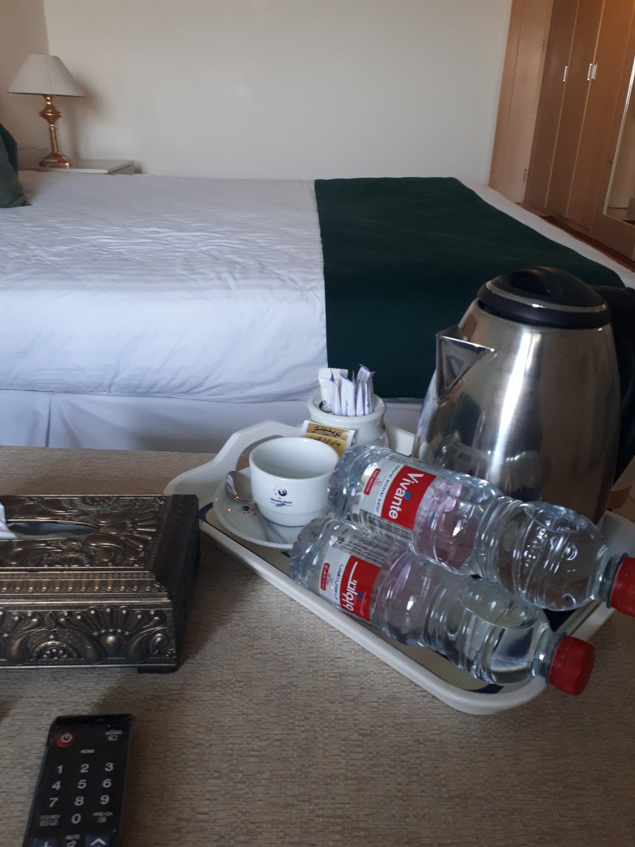 JVMT73's tweet photo. Naručim kafu i vodu, oni mi pošalju sve ovo...
U fazonu, kuvaj čaj i pij, jebala te kafa🤣🤣🤣
#Iran_trip https://t.co/Dqk9OZXRxm