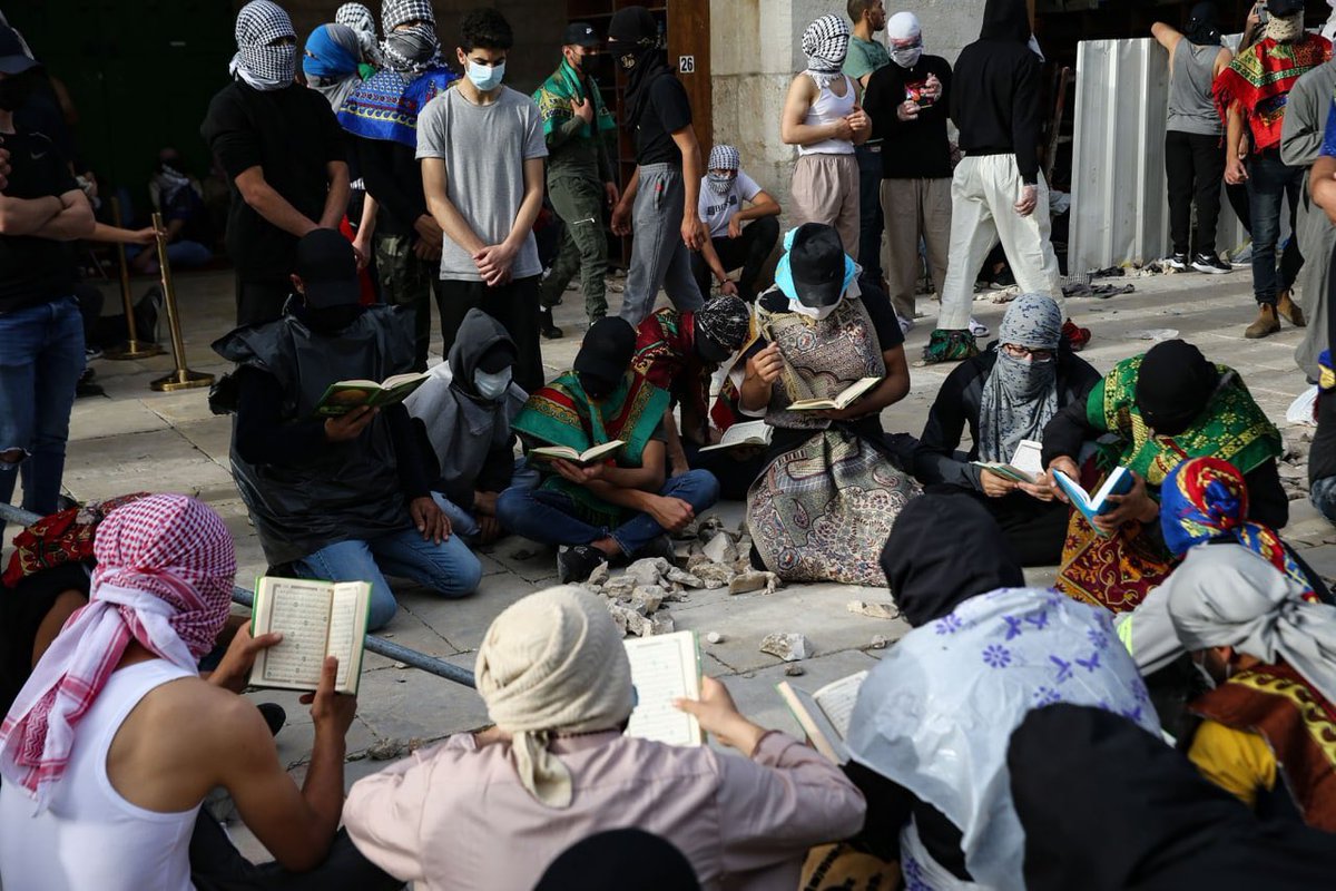 çatışmalara ara verildiğinde Kuran okuyan Filistinli direnişçiler. vallahi sırtını Allah'a dayayana korku ve mağlubiyet yoktur.