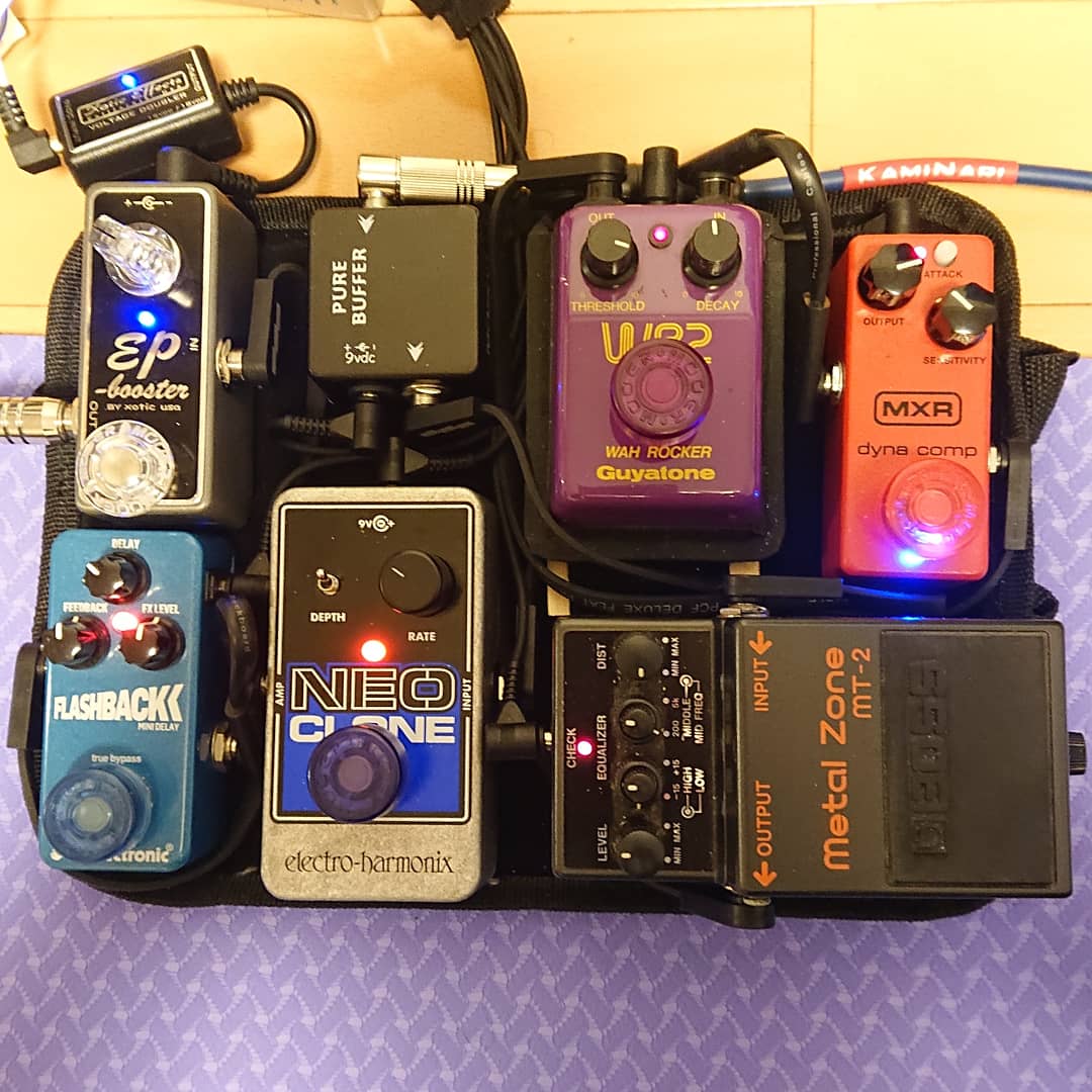 NShinichiro14's tweet photo. #エフェクターボード パターン2(写真1枚目)
パターン1は従来通り。(写真2枚目)
①バッファ
②ダイナコンプ #dynacomp
③オートワウ #wahrocker
④メタルゾーン #distortion
⑤コーラス #neoclone #Nirvana
⑥ディレイ #frashback
⑦epブースター #xotic #epbooster
#エフェクターボー道 https://t.co/ym8DlsFweJ