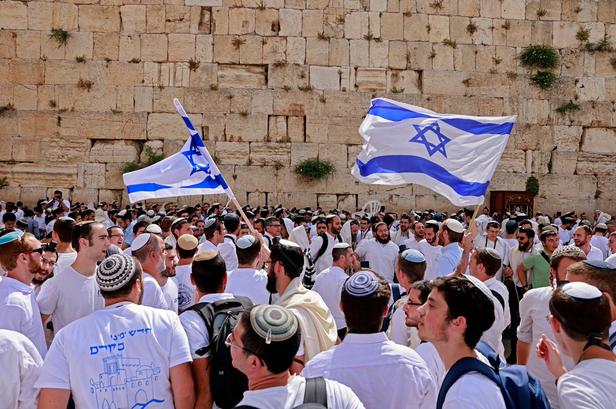 Ketika ini penceroboh Israel sedang berkumpul di tembok berdekatan Masjid Al Buraq untuk masuk ke Masjid Al Aqsa.