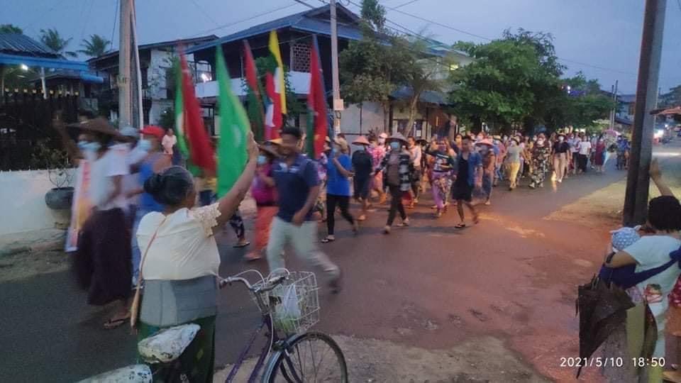 kyalchan's tweet photo. Anti-coup Night Strike by the local resident in Moegaung, Kachin.
#May10Coup
#WhatsHappeningInMyanmar https://t.co/8rz0xet40o