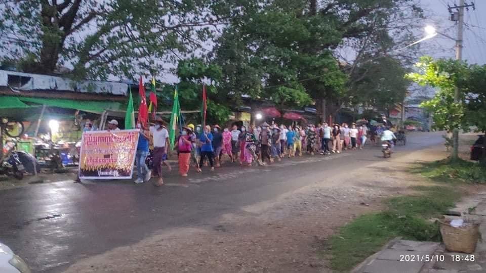 kyalchan's tweet photo. Anti-coup Night Strike by the local resident in Moegaung, Kachin.
#May10Coup
#WhatsHappeningInMyanmar https://t.co/8rz0xet40o