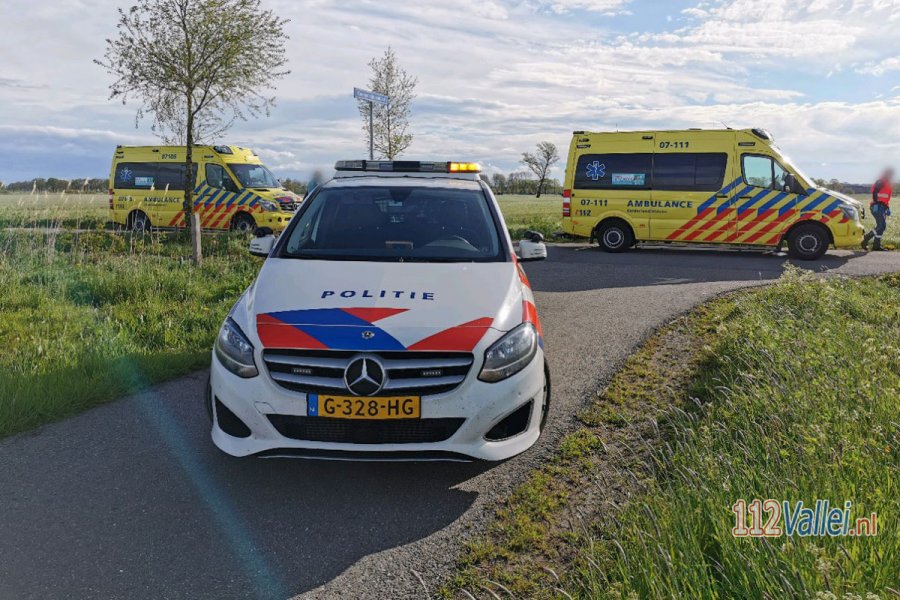 Scooterrijder en fietser naar ziekenhuis na botsing op de Veensteeg in #Wageningen. 112Vallei.
