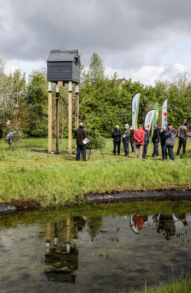 In het arboretum #Puurs_SintAmands @__PSSST staat de eerste #vleermuistoren van #KleinBrabant . 
De 6m hoge constructie biedt plaats aan verschillende #vleermuizensoorten en werd gebouwd door de leerlingen #houtbewerking @PTSBoom. 
#RegionaalLandschap #ScheldeDurme @Natuurpunt