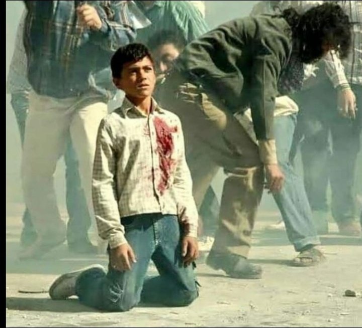 Bırakın siyaseti...!
Bırakın A partisini B partisini...! Bırakın kimin eli kimin cebinde tatavalarını...! 
Şu görüntüler vicdanını sızlatmıyor sizi secdeye  götürüp el açtırtmıyorsa...! 
Bırakın Elhamdülillah  Müslümanım  demeyi...! 
KENDINE GEL MÜSLÜMAN..! 
 #Kudusİslamındır