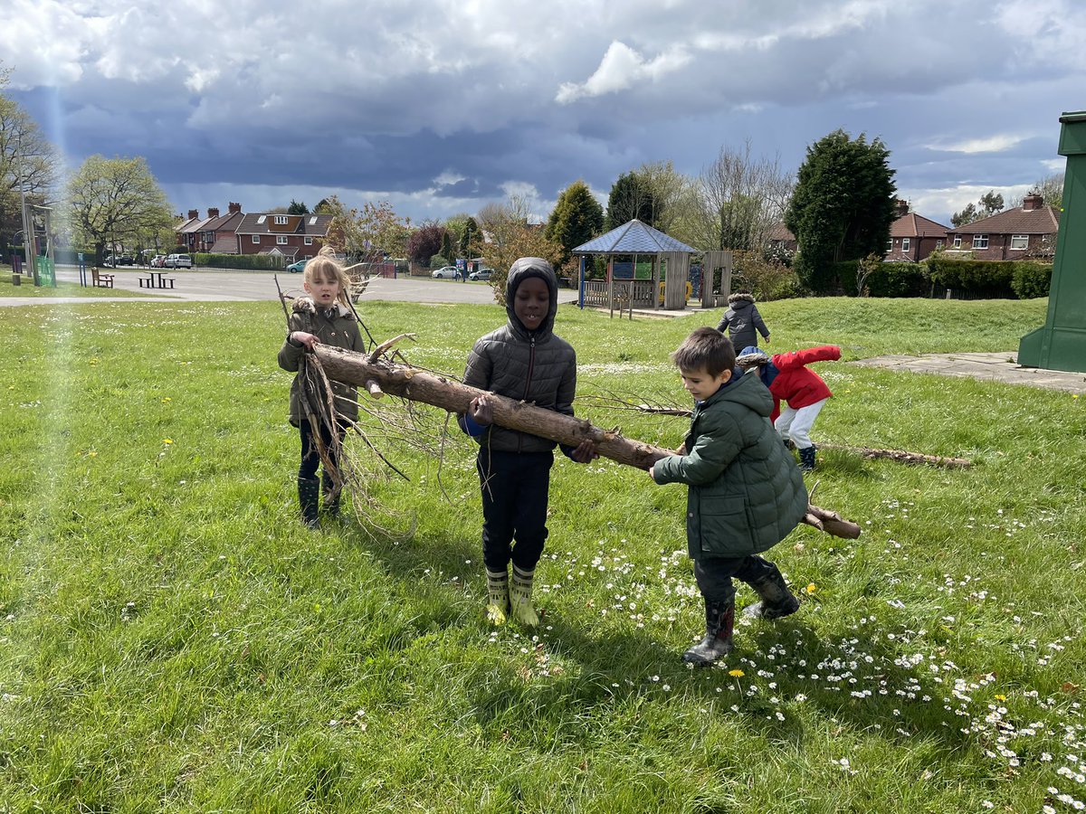 OABroadoak's tweet image. Today’s Forest School activities involved working as a team and creating a nest for a giant bird. #teamwork #designfornature #forestschoolfun