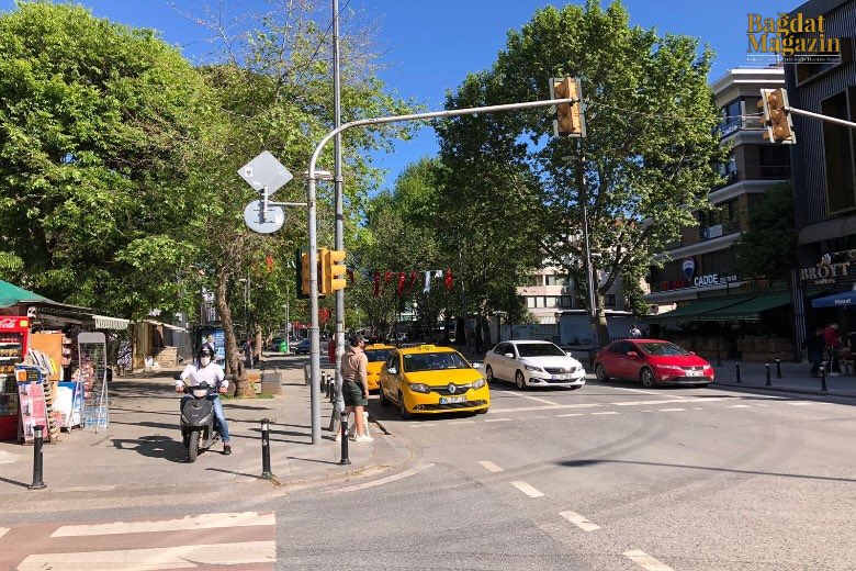 Kapanmanın sonuna doğru insanlar hala evdeler. Covid-19 kapsamında Cumhurbaşkanı Erdoğan tarafından açıklanan kapanmanın son günlerine yaklaşılırken Bağdat Caddesi sakinleri evlerinde kapanma kararlarına uymaya devam ediyorlar. 😷🦠

Detaylar için!
👉🏻 bagdatmagazin.com/kapanmanin-son… 👈🏻