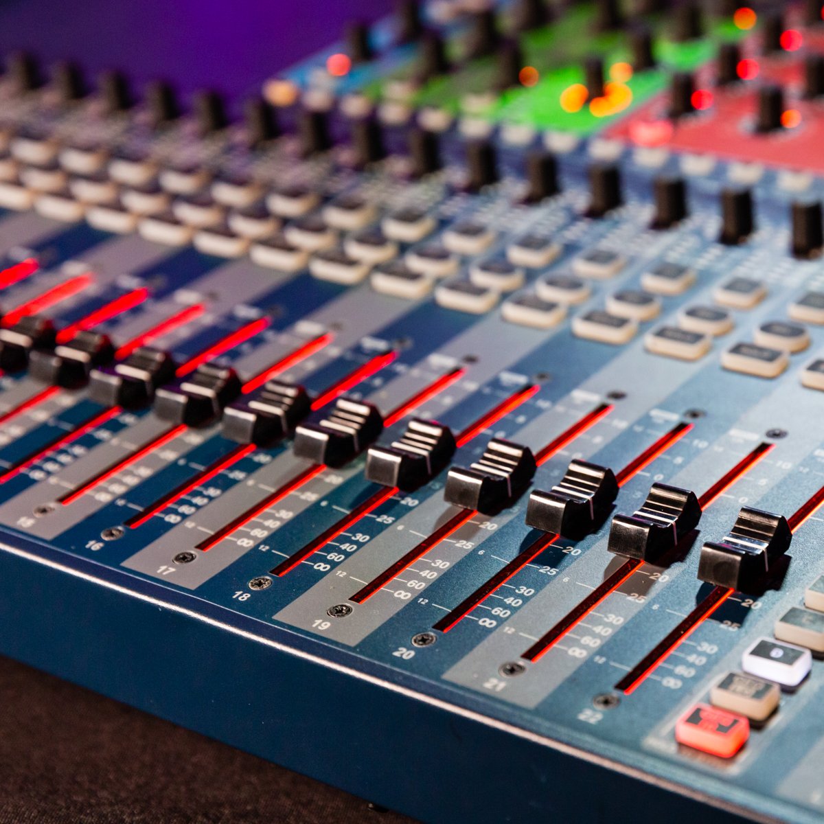 DV8Events's tweet photo. Ready to turn up the volume? Our professional equipment will take your meetings and events to the next level. 🔊 #DV8EventProductions #events #ProductionManagement #NewJersey #designs #EventPlanner https://t.co/52WV01iMyV