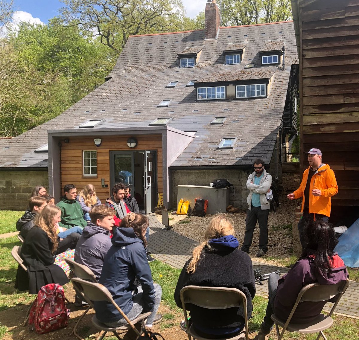 Rob_SalGo's tweet photo. Thanks @hawesie @oxfordrobots for joining us at @WythamWoods to discuss w our @OxfordBiology 2nd ys UGs about applications of autonomous robotics for ecological monitoring, and #TomHart & @PenguiNacho for doing the same re. camera trapping techniques https://t.co/iO8qRPuFW3
