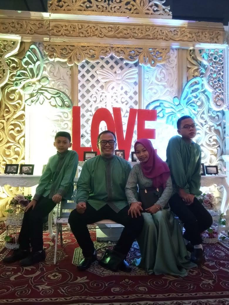 waste_man06's tweet photo. Selamat Hari Raya IdulFitri dari Harry, Yati, Hakim dan Firzy. #KeluargaSamputra https://t.co/FVNu8dxCnh