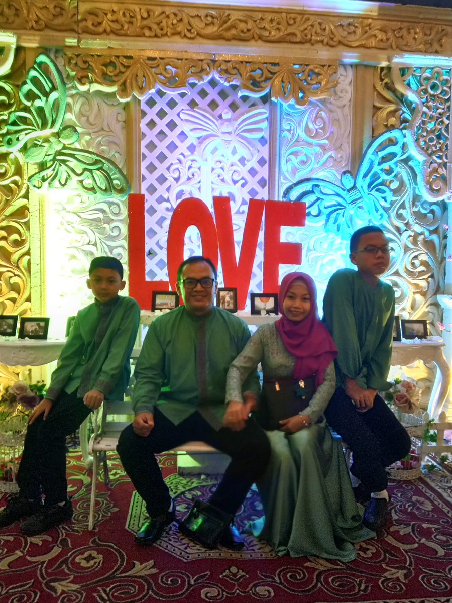 waste_man06's tweet photo. Selamat Hari Raya IdulFitri dari Harry, Yati, Hakim dan Firzy. #KeluargaSamputra https://t.co/FVNu8dxCnh
