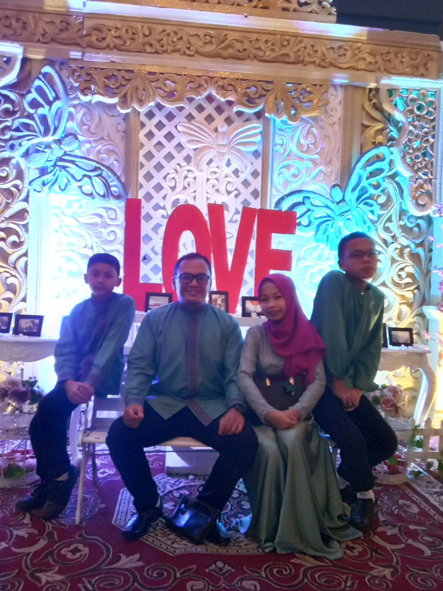 waste_man06's tweet photo. Selamat Hari Raya IdulFitri dari Harry, Yati, Hakim dan Firzy. #KeluargaSamputra https://t.co/FVNu8dxCnh
