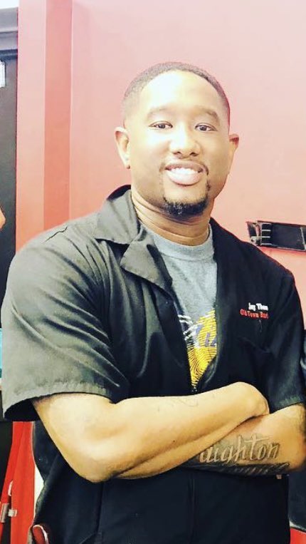 Let me introduce you to Jaylen Thompson. Jaylen, or Jay for short is a barber at @picassosbarberstudio in Tulsa, OK. 

My sister in law, a nurse at a local hospital, called my husband and said “I have a patient that needs a haircut...”. CONTINUED...