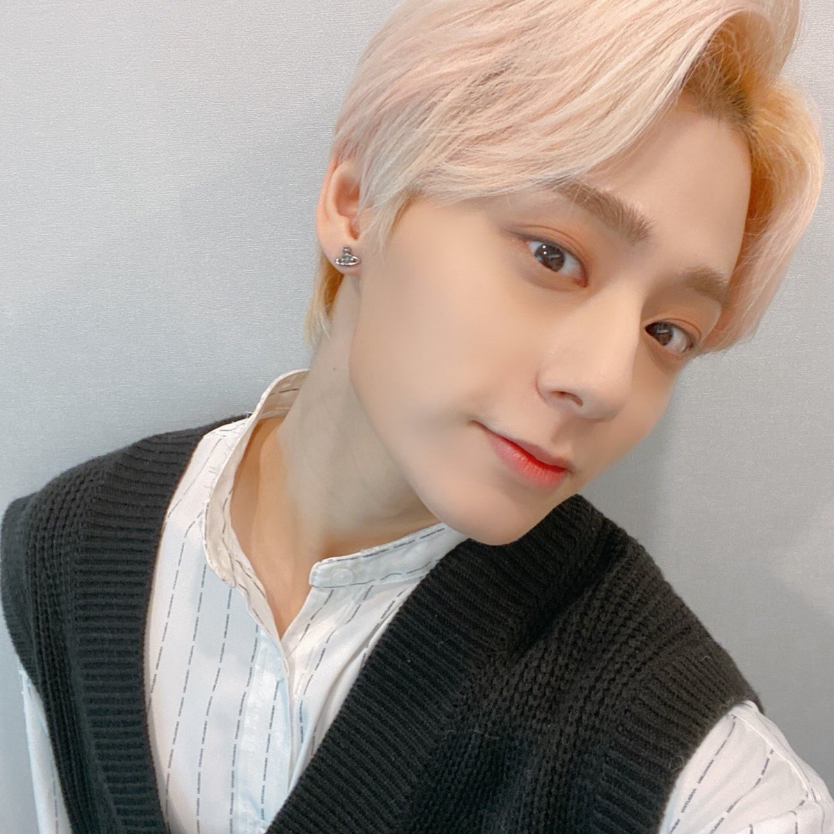 official_ONEUS's tweet photo. [#환웅]
고객님!! 준비하신 블랙 미러 배송되고
있으니 조금만 더 기다려 주시고 많은 
사랑 부탁드려요🖤🌙😝 https://t.co/hksG8Ny1Sb
