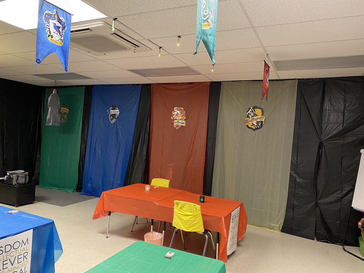 msdickerson107's tweet photo. Welcome to Hogwarts! #HarryPotter #classroomtransformation #solreview https://t.co/jaZD3XRbOH