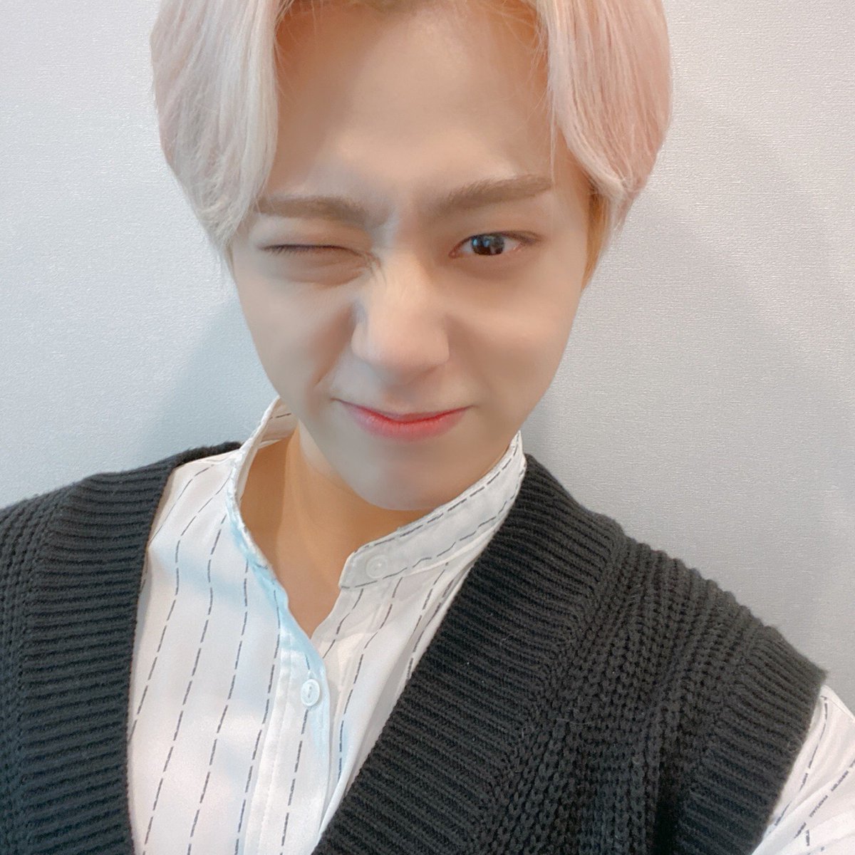 official_ONEUS's tweet photo. [#환웅]
고객님!! 준비하신 블랙 미러 배송되고
있으니 조금만 더 기다려 주시고 많은 
사랑 부탁드려요🖤🌙😝 https://t.co/hksG8Ny1Sb