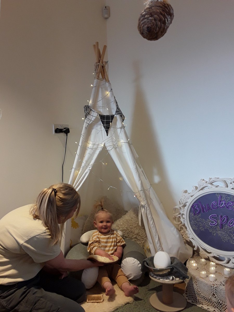 AshbridgeMaxy's tweet image. The baby spa is open! Bluebells and Snowdrops have been having their hands,feet and head massaged whilst listening to relaxing music ! @NDNAtalk #relaxation #sensory #happybabies
