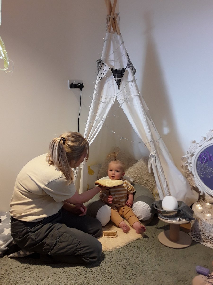 AshbridgeMaxy's tweet image. The baby spa is open! Bluebells and Snowdrops have been having their hands,feet and head massaged whilst listening to relaxing music ! @NDNAtalk #relaxation #sensory #happybabies