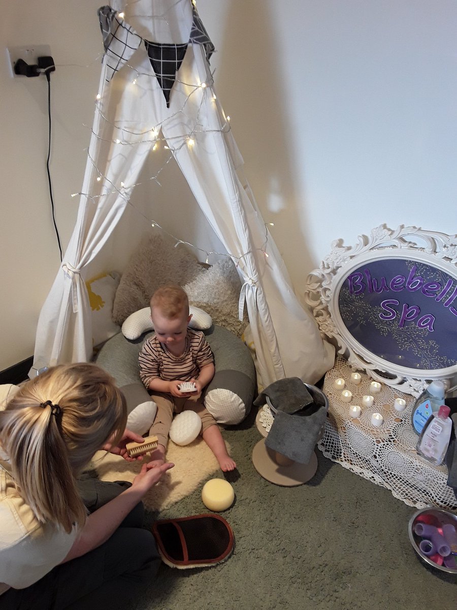 AshbridgeMaxy's tweet image. The baby spa is open! Bluebells and Snowdrops have been having their hands,feet and head massaged whilst listening to relaxing music ! @NDNAtalk #relaxation #sensory #happybabies