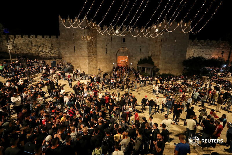 Cette porte est un lieu de rassemblement des Jérusalémites pendant les soirées du Ramadan. Cette année, la menace d'expulsion des familles palestiniennes du quartier de  #SheikhJarrah en avait fait un lieu de mobilisation solidaire des Palestinien·nes depuis la mi-avril. 6/12